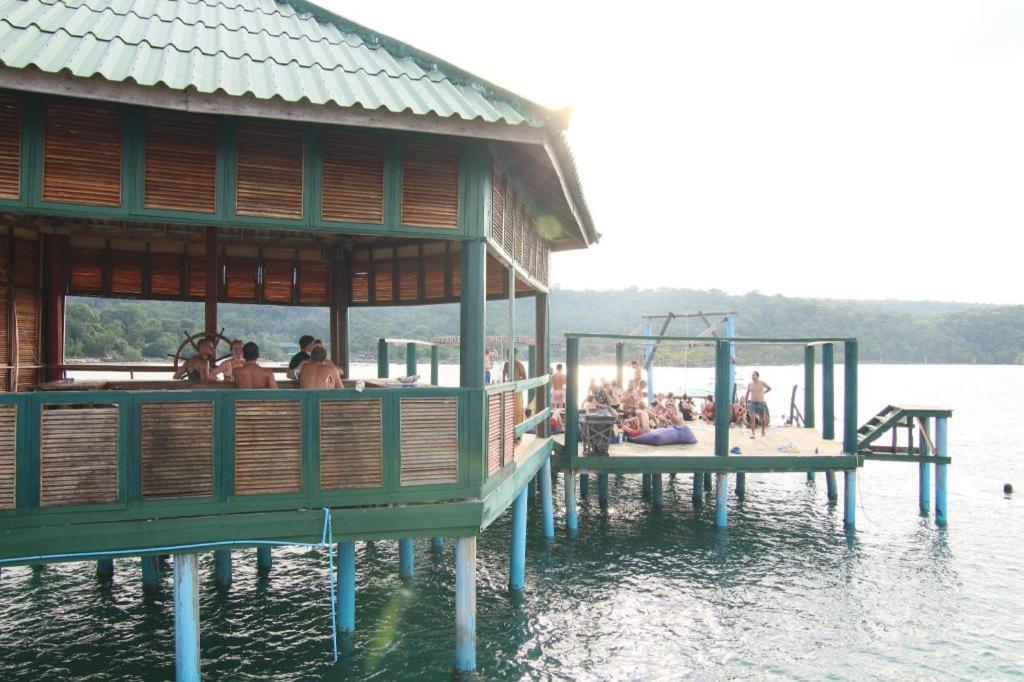 Mad Monkey Koh Rong Samloem Vandrarhem Koh Rong Sanloem Exteriör bild